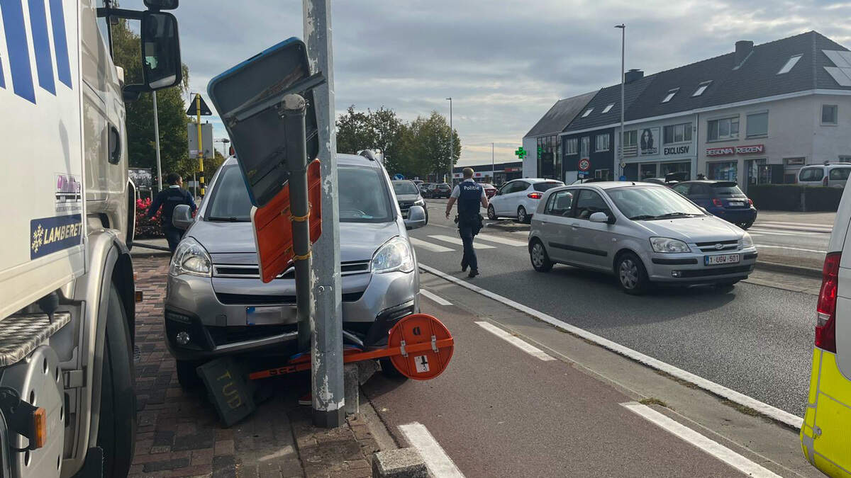 Bestuurder wordt onwel en ramt twee verkeersborden in centrum Lochristi