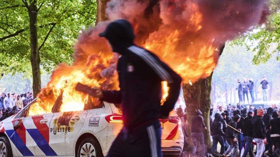 In de rechtbank in Den Haag zijn politierechters dinsdagmiddag begonnen met de supersnelrechtzittingen van veertien verdachten die mogelijk betrokken waren bij de rellen rond het Haagse Malieveld afgelopen zaterdag. 