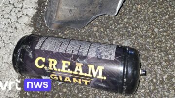 Lachgasflessen ontploffen in brandend voertuig op Brusselse Ring, inwoners Beersel en Ukkel opgeschrikt