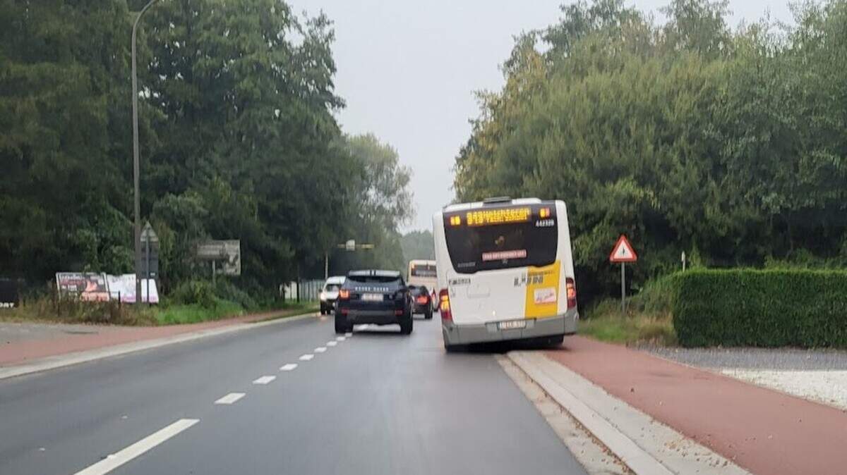 “Ik zag plots een wiel recht op mijn auto afkomen”: chauffeur kan lijnbus net op tijd parkeren na bizar incident