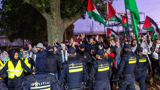 ME grijpt in bij EK Honkbal als pro-Palestijnse actievoerders ingang blokkeren
