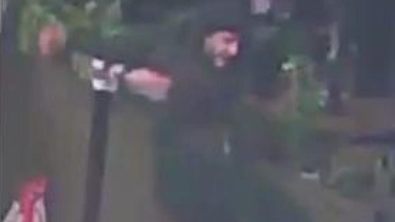 Man mishandelt medewerker op Centraal Station, politie deelt beelden