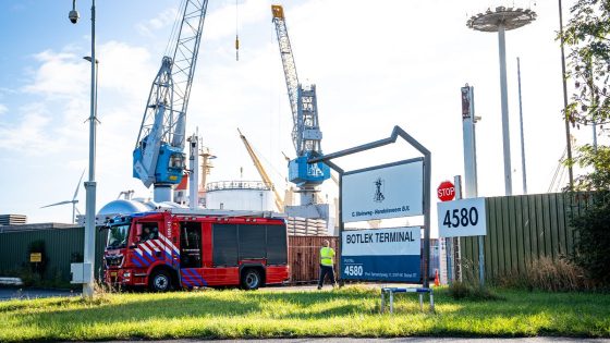 Man overleden bij bedrijfsongeval op schip in Botlek, inspectie doet onderzoek
