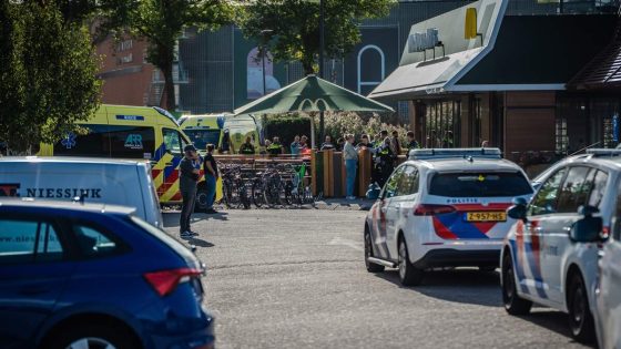 De biologische moeder van de 15-jarige Jerryson uit Gouda die zondag werd doodgeschoten door de politie, gaat daarvan aangifte doen. 