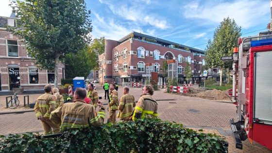 Naakte man op dak gooit met spullen - Omroep Gelderland