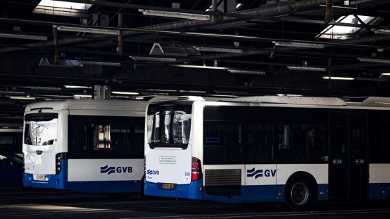 Politie legt busverkeer stil Amsterdam-Noord om gebrekkige vergunningen