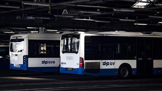Bussen van GVB in de remise in Amsterdam-Noord.