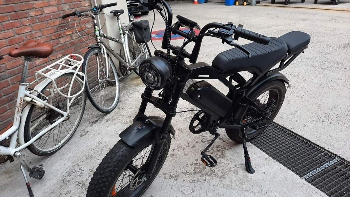 Politie merkt fatbike op die zonder te trappen 25 kilometer per uur haalt: “Bestuurder en passagier waren amper 11 jaar”