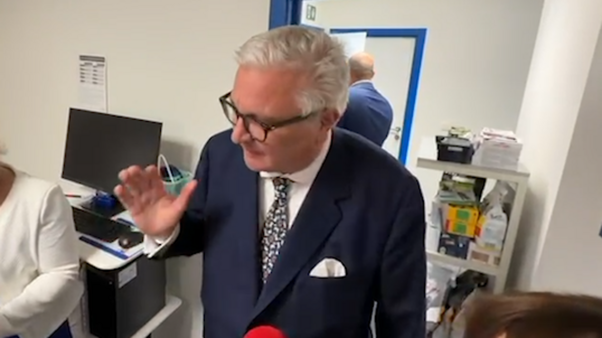 Prins Laurent haalt kritisch uit naar VTM-journaliste tijdens persmoment: “Jullie zijn te sensatiegericht”
