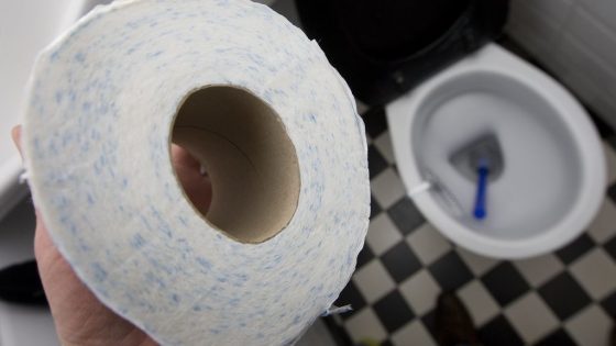 Vrouw plast in emmer en gooit inhoud over vloer van tuincentrum Roosendaal