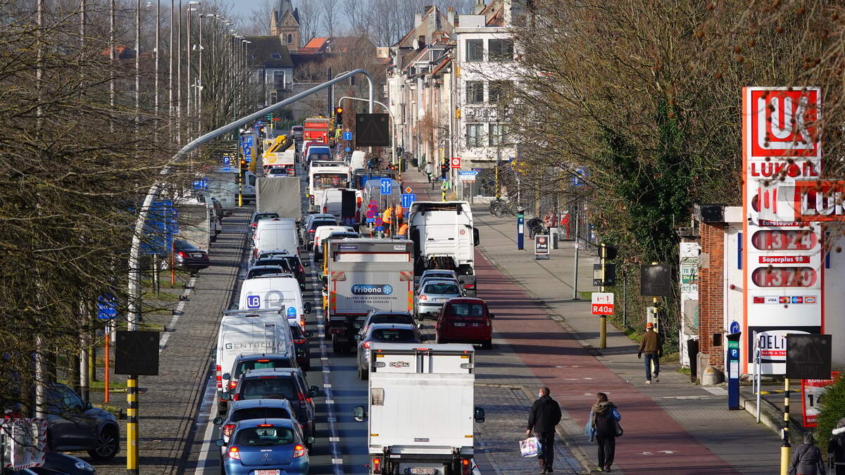 Opruimen van spoor van tien kilometer frituurolie gaat moeizaam: “Weg blijft afgesloten, ook tijdens spits”