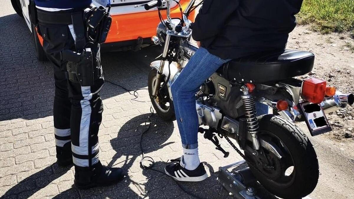 Politie krijgt melding van naakte vrouw op straat, maar treft dronken bromfietser aan: “Wat is daar gebeurd?”