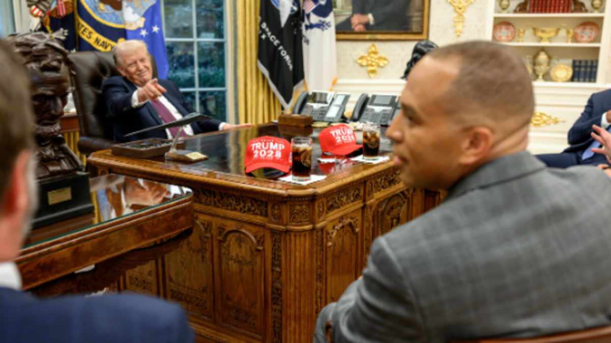 President Trump toont petten met opschrift 'Trump 2028' tijdens ontmoeting met Congresleiders